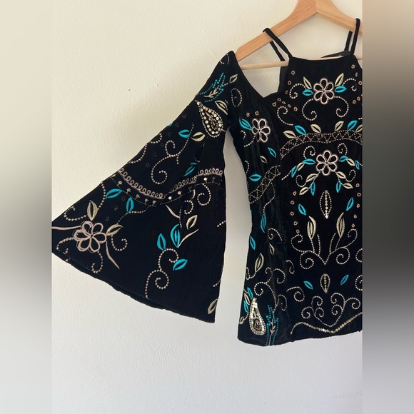 VENUS Black Velvet Embroidered Beaded Sequin Bell Sleeve Top Size 6 NWT - Picture 3 of 14